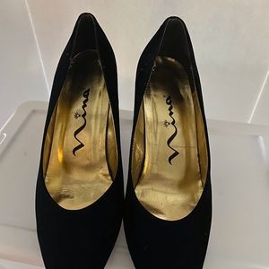 Vintage Black velvet pumps